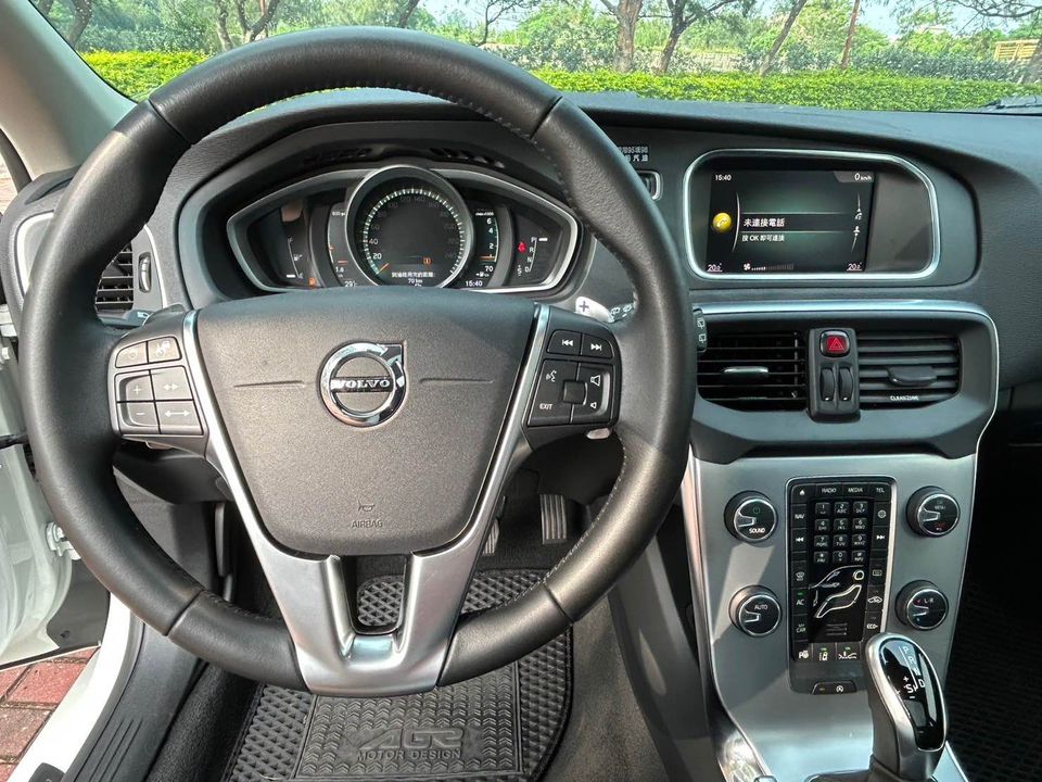 2017 Volvo富豪 V40 T3 1.5L 配備滿 稅金低 安全係數高/0955836122 周小姐/LINE：zhen3280612  第10張相片