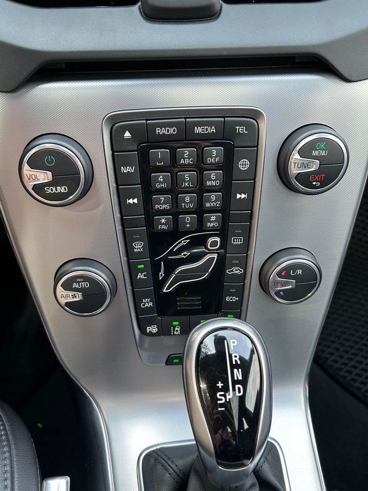 2017 Volvo富豪 V40 T3 1.5L 配備滿 稅金低 安全係數高/0955836122 周小姐/LINE：zhen3280612  第12張相片