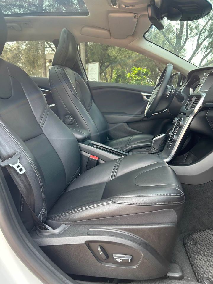 2017 Volvo富豪 V40 T3 1.5L 配備滿 稅金低 安全係數高/0955836122 周小姐/LINE：zhen3280612  第14張相片