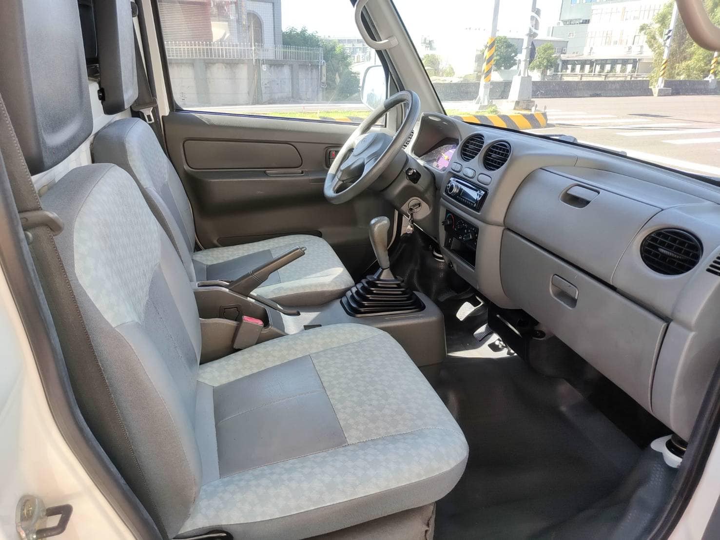 2016 Mitsubishi 三菱 VERYCA 廂式貨車 1.3L 手排 難得一見夢幻的顏色  第4張相片