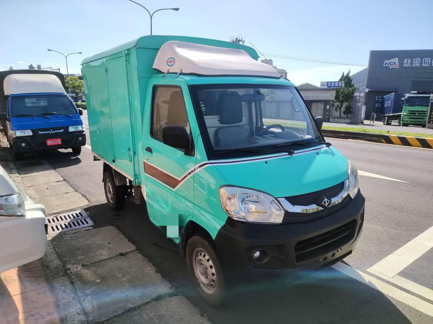 2016 Mitsubishi 三菱 VERYCA 廂式貨車 1.3L 手排 難得一見夢幻的顏色  第5張相片