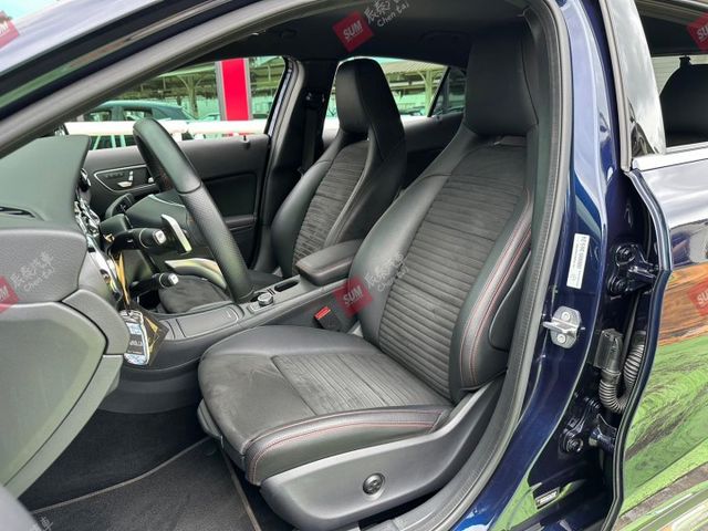 GLA180 運動版 18吋AMG鋁圈 自動停車 後座出風口 電動尾門 電子手煞 雙前電動椅 僅跑3.9萬  第9張相片