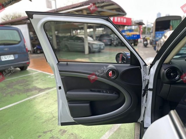 MINI COOPER S COUNTRYMAN 1.6T 英倫風 麂皮多功能方向盤 換檔撥片 恆溫 倒車顯影  第12張相片
