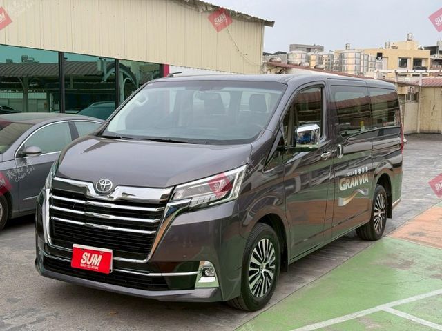 柴油 豪華8人座 雙邊側滑門 17吋鋁圈 原廠試乘車 可載8人加8個行李箱  第1張相片