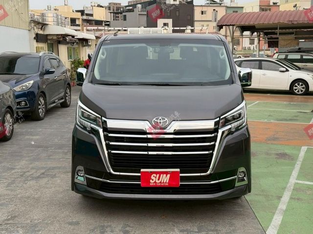 柴油 豪華8人座 雙邊側滑門 17吋鋁圈 原廠試乘車 可載8人加8個行李箱  第2張相片