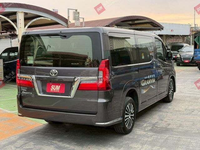 柴油 豪華8人座 雙邊側滑門 17吋鋁圈 原廠試乘車 可載8人加8個行李箱  第4張相片
