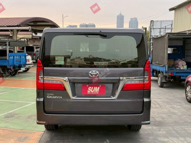柴油 豪華8人座 雙邊側滑門 17吋鋁圈 原廠試乘車 可載8人加8個行李箱  第5張相片
