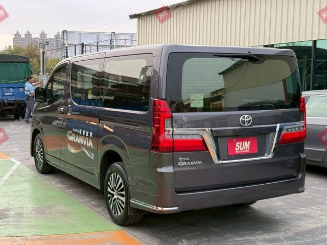 柴油 豪華8人座 雙邊側滑門 17吋鋁圈 原廠試乘車 可載8人加8個行李箱  第6張相片