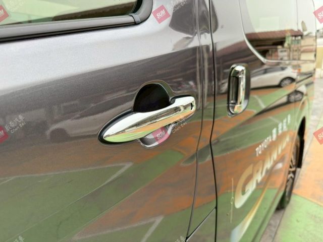 柴油 豪華8人座 雙邊側滑門 17吋鋁圈 原廠試乘車 可載8人加8個行李箱  第18張相片