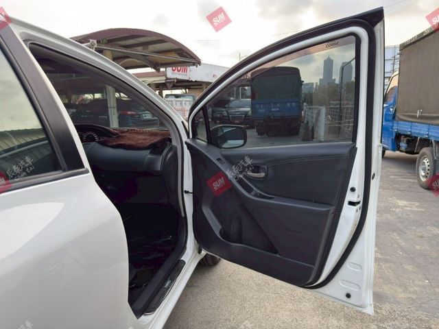 僅跑7.7萬! G版 恆溫 皮椅 影音 藍芽 霧燈 代步小車  第17張相片