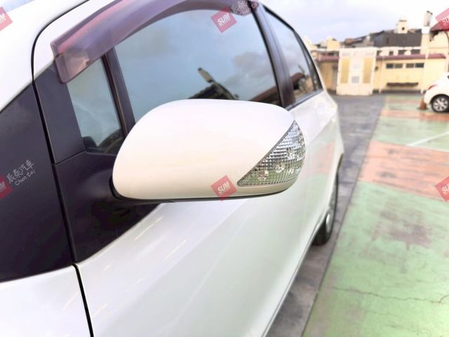 僅跑7.7萬! G版 恆溫 皮椅 影音 藍芽 霧燈 代步小車  第19張相片