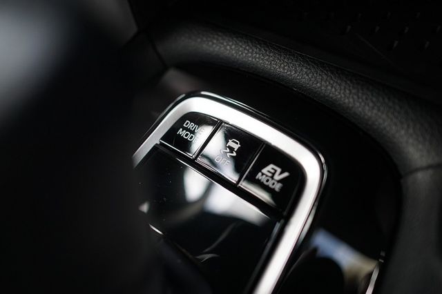 油電豪華版 可全額貸 全新領牌車未開封 僅跑3KM 原廠保固 保證全程托運到店 若無舊換新售價73.9萬  第14張相片