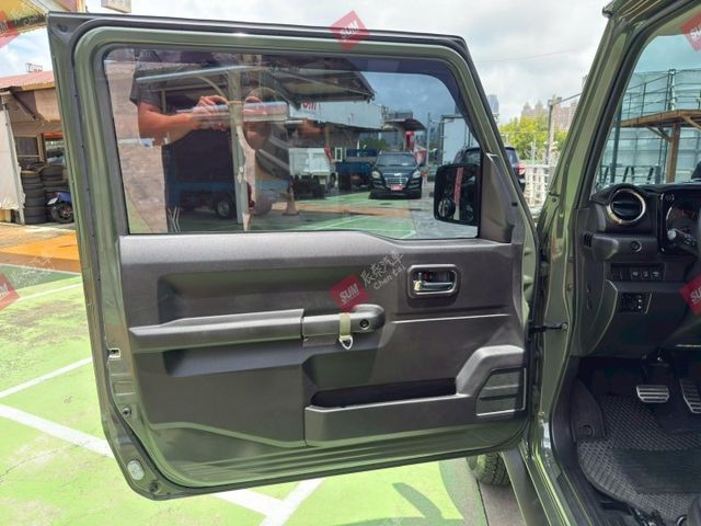 超稀有! JIMNY!!! 1.5 4WD 3門 頭燈清洗 車道偏離警示 定速 恆溫  四輪剛換!  第18張相片