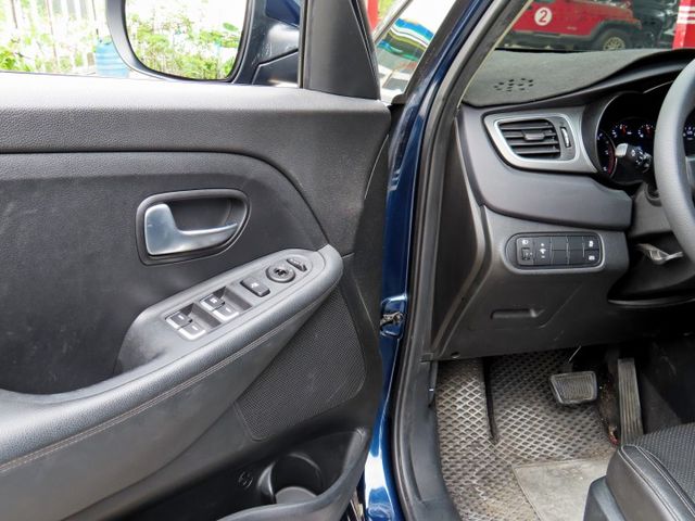一手車 1.7運動型休旅車 跑7萬多/8安/5+2人座/第三排座椅/TCS/定速系統/ABS/導航/倒車顯影  第10張相片