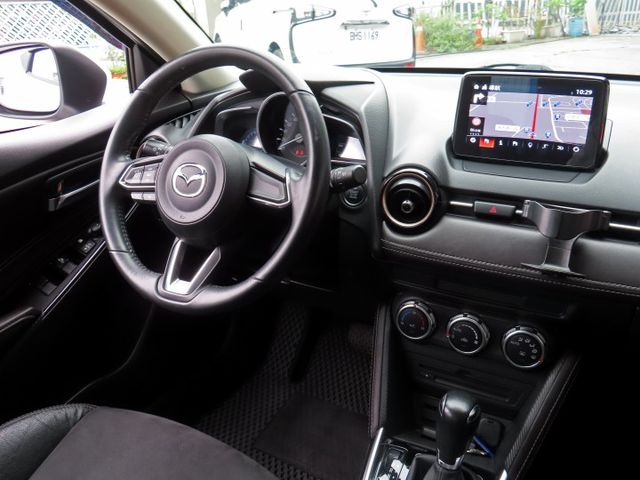 日系進口車 馬2 頂級版1.5/實跑5.8萬多里程/I-KEY/倒車顯影/安全氣囊/TCS/導航/16吋鋁圈/可貸款  第17張相片