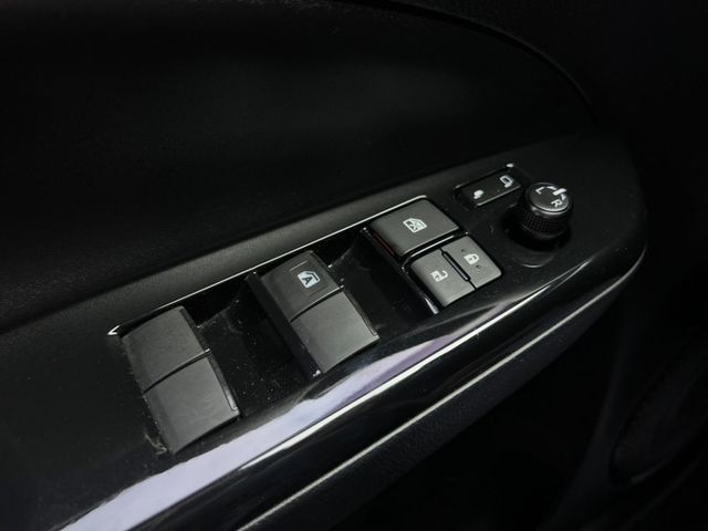 經典版僅跑2萬~倒車顯影+Carplay/電動後視鏡/鋁圈 應有盡有!車真的超美 下雨天代步接送小孩都方便  第13張相片
