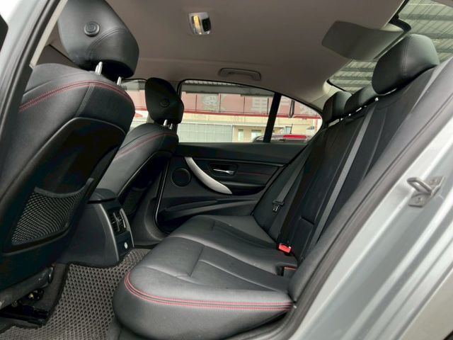 320i M Sport 定期保養不怕漏油/尾燈已改裝好/車內環保材料都正常  第15張相片