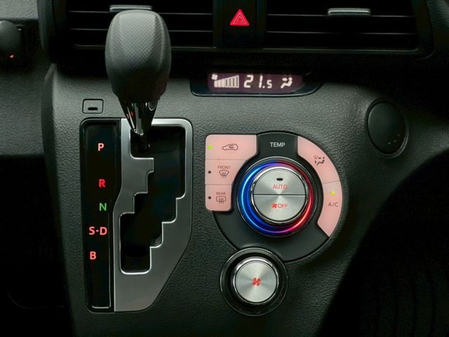 一手車~7人豪華版 | 里程只跑3.2萬 | 里程極低但中泰有保障 | 倒車顯影+前車距雷達 | 定速 |  第10張相片