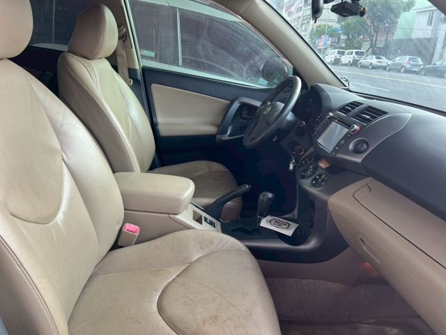 RAV4 E版｜里程只跑14萬 平均一年跑8千多公里｜後座傾倒可以平整化｜【定速】【雙區恆溫空調】【電動椅】  第5張相片