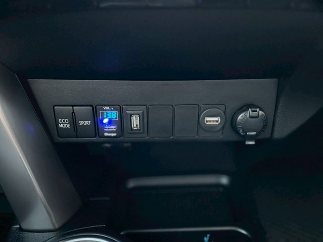 RAV4 2.0L 尊爵版｜里程只跑7.8萬公里｜原廠保養車況超美｜【主駕電動椅】【定速】【車道偏移警示】  第8張相片