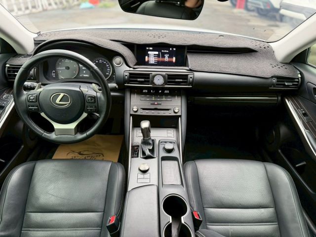 一手車 IS300頂級版｜１月份才剛保養完 內裝維持漂亮｜【盲點偵測】【雙前電冷椅】【方向盤電動調整】  第7張相片