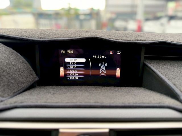 一手車 IS300頂級版｜１月份才剛保養完 內裝維持漂亮｜【盲點偵測】【雙前電冷椅】【方向盤電動調整】  第10張相片