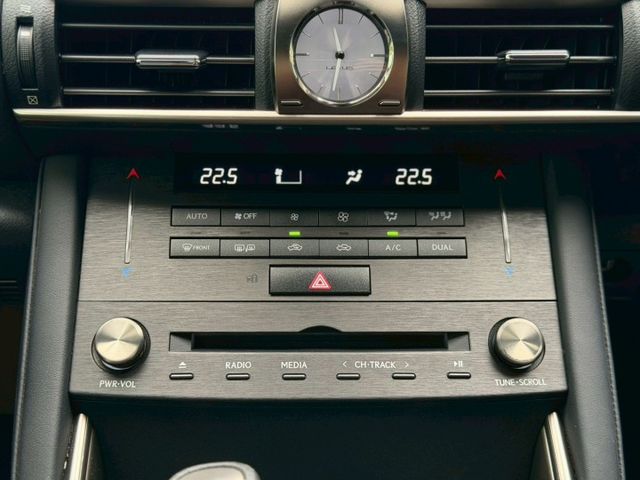 一手車 IS300頂級版｜１月份才剛保養完 內裝維持漂亮｜【盲點偵測】【雙前電冷椅】【方向盤電動調整】  第11張相片