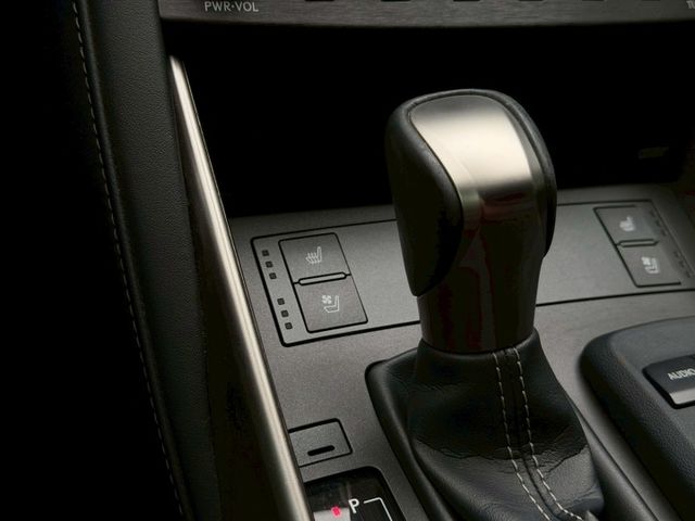 一手車 IS300頂級版｜１月份才剛保養完 內裝維持漂亮｜【盲點偵測】【雙前電冷椅】【方向盤電動調整】  第13張相片