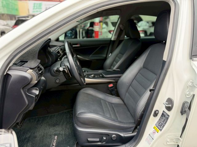 一手車 IS300頂級版｜１月份才剛保養完 內裝維持漂亮｜【盲點偵測】【雙前電冷椅】【方向盤電動調整】  第17張相片