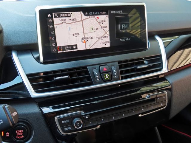 原廠漆稀有一手BMW 218i/跑6.9萬多里程/定速系統/渦輪增壓/I-KEY/導航/倒車顯影/LED頭燈/車道偏移  第14張相片