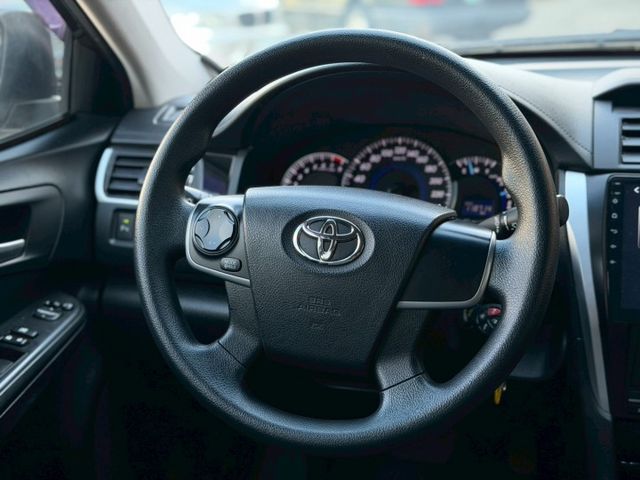 CAMRY 2.0雅緻版｜經典代步房車 空間寬敞｜原廠保養 輪胎也有在顧｜【胎壓偵測】【分區溫控】【倒車雷達】  第9張相片