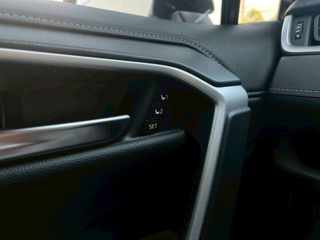 【整備中~賞車請預約】一手車25年式RAV4旗艦版｜新車價117萬 目前里程1.8萬有保證｜現買現省喔～  第16張相片
