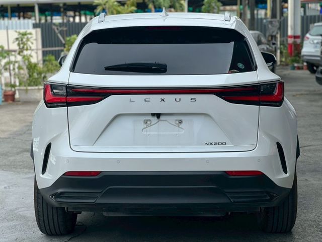 一手好車NX200 豪華版+升級精裝特仕｜出廠資料齊全 車況來源透明｜【雙前電動椅】【分區溫控】【腳踢尾門】  第5張相片