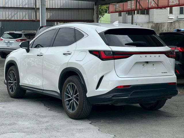 一手好車NX200 豪華版+升級精裝特仕｜出廠資料齊全 車況來源透明｜【雙前電動椅】【分區溫控】【腳踢尾門】  第6張相片