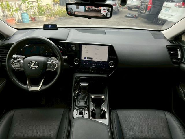 一手好車NX200 豪華版+升級精裝特仕｜出廠資料齊全 車況來源透明｜【雙前電動椅】【分區溫控】【腳踢尾門】  第7張相片
