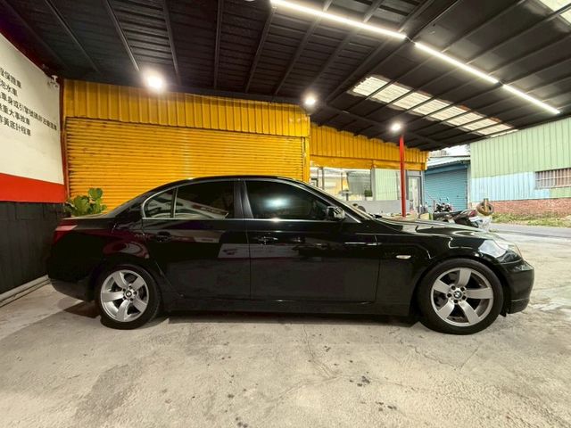 BMW 5-Series Sedan 2008款 523i 黑色  第2張相片