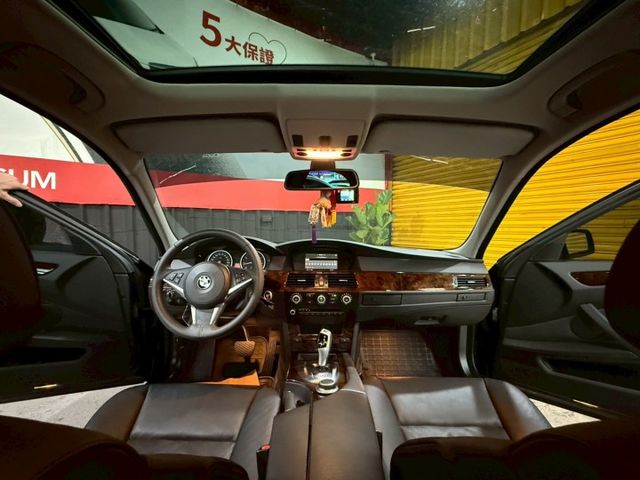 BMW 5-Series Sedan 2008款 523i 黑色  第6張相片