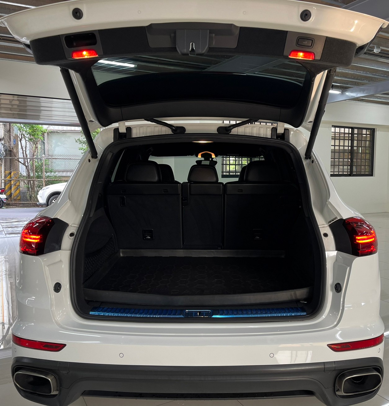 Porsche Cayenne 白金限定版  第5張相片