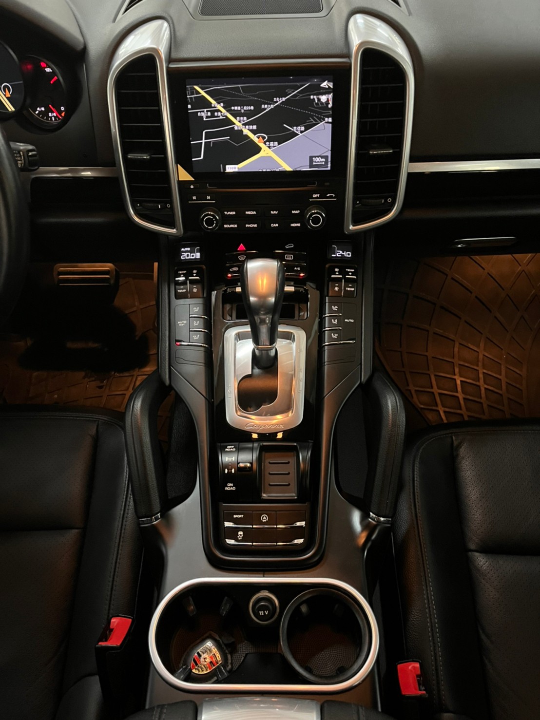 Porsche Cayenne 白金限定版  第7張相片