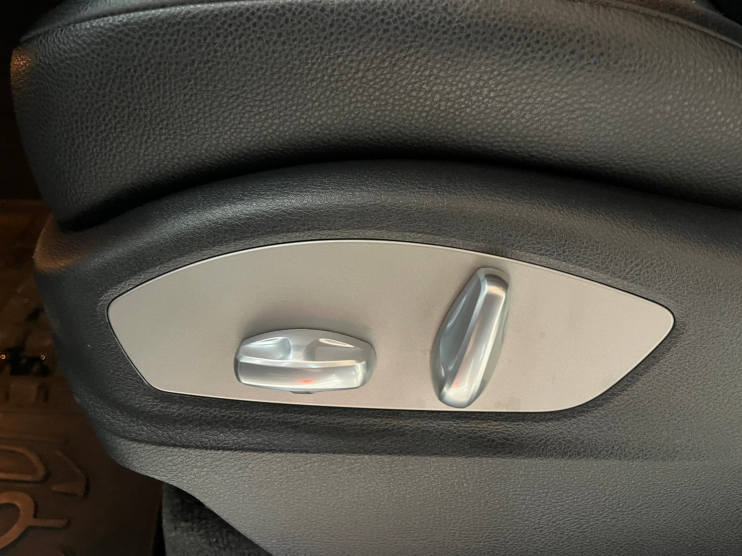 Porsche Cayenne 白金限定版  第11張相片