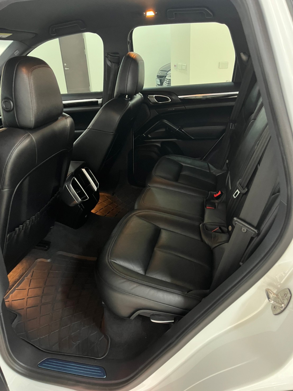 Porsche Cayenne 白金限定版  第14張相片