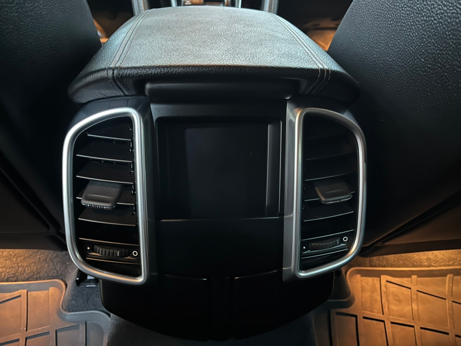 Porsche Cayenne 白金限定版  第16張相片