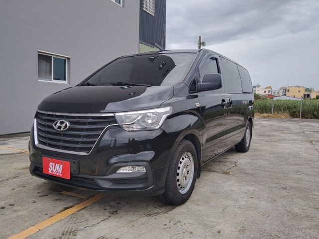認證美車.8人座.商務.家庭旅遊皆適宜.內外乾淨漂亮  第1張相片