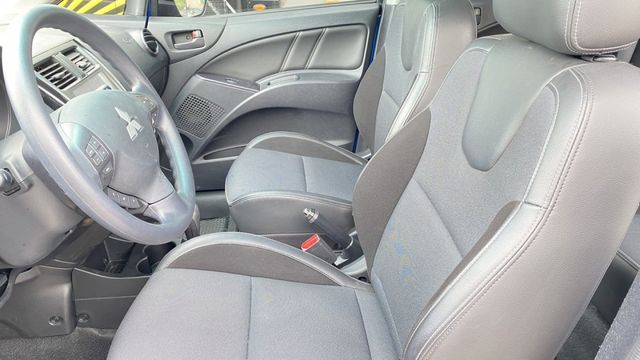 原版件.僅跑3萬多公里.倒車顯影.  第8張相片