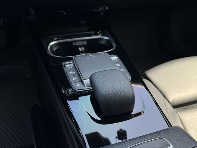 在店 / Shooting Brake / 車況優 里程三萬  第13張相片