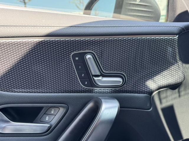 在店 / Shooting Brake / 車況優 里程三萬  第14張相片