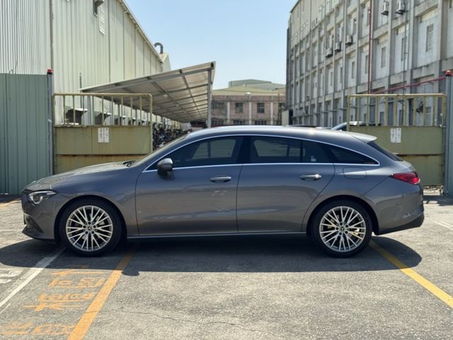 在店 / Shooting Brake / 車況優 里程三萬  第8張相片