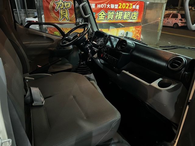 HINO日野 300  第9張相片