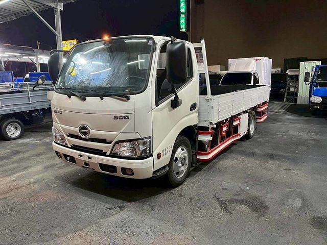 HINO日野 300  第1張相片