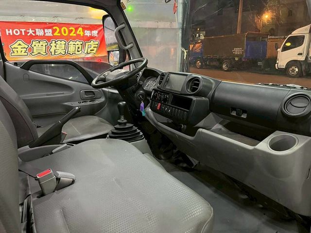HINO日野 300  第6張相片